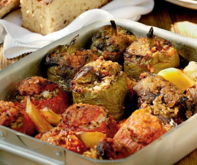 Γεμιστά με ρύζι και μυρωδικά, μαγειρεμένα με ελαιόλαδο
